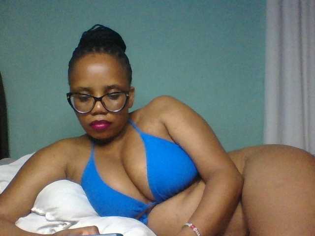 Prettyzari live cam on BongaCams