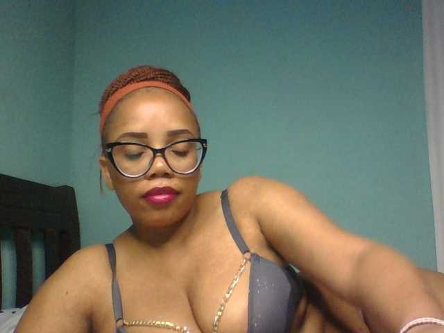 Prettyzari live cam on BongaCams