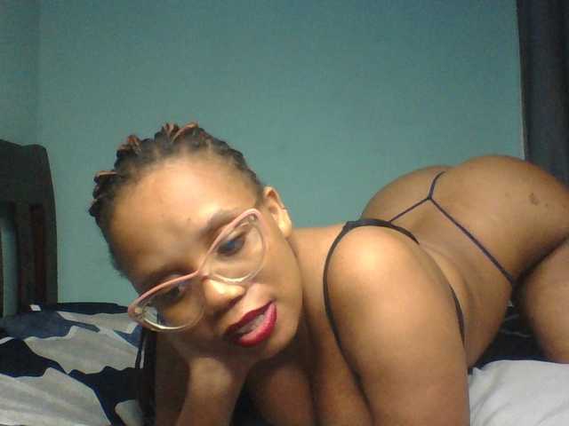 Prettyzari live cam on BongaCams