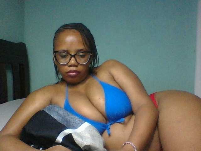 Prettyzari live cam on BongaCams