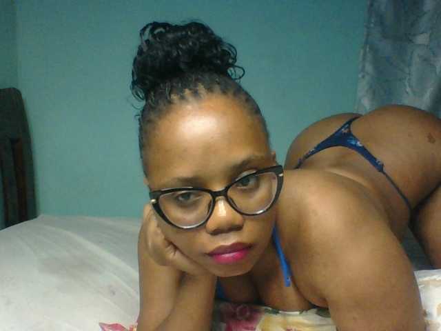 Prettyzari live cam on BongaCams