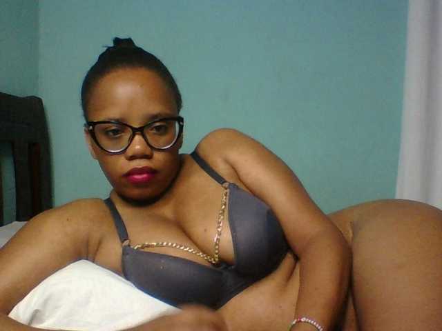 Prettyzari live cam on BongaCams