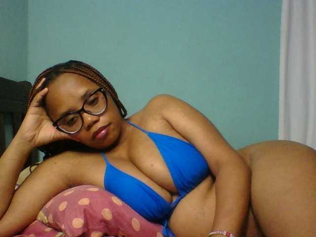 Prettyzari live cam on BongaCams
