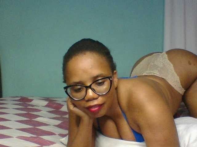 Prettyzari live cam on BongaCams