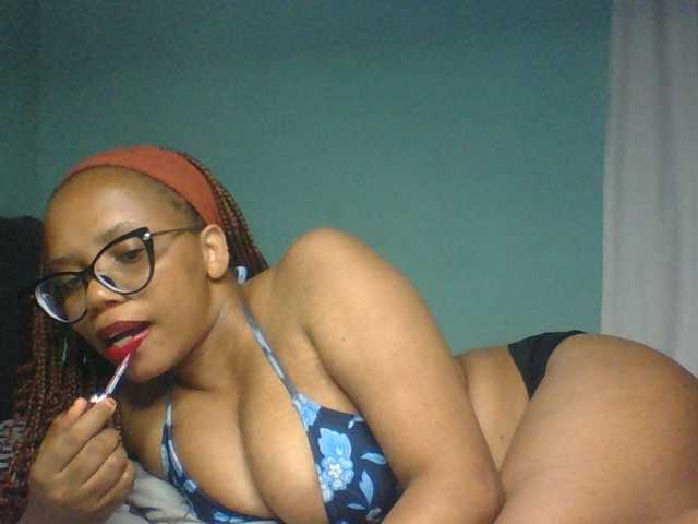 Prettyzari live cam on BongaCams