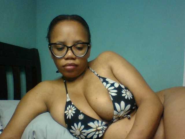 Prettyzari live cam on UnifiedCams