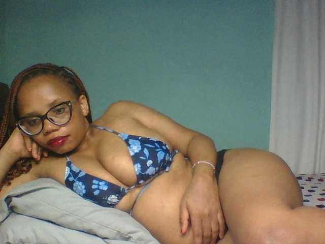 le modèle Prettyzari est en webcam porno dans un show sur le site bongacams, il possède les tags suivants: Ebony,Brunette,Shaved