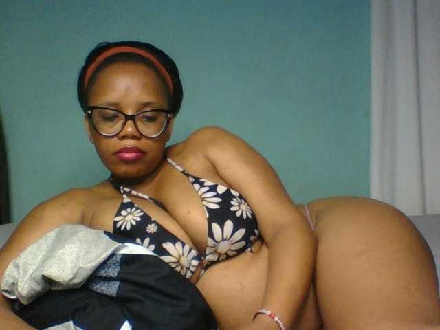 Prettyzari live cam on BongaCams