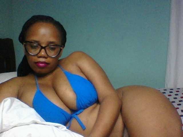 Prettyzari live cam on BongaCams