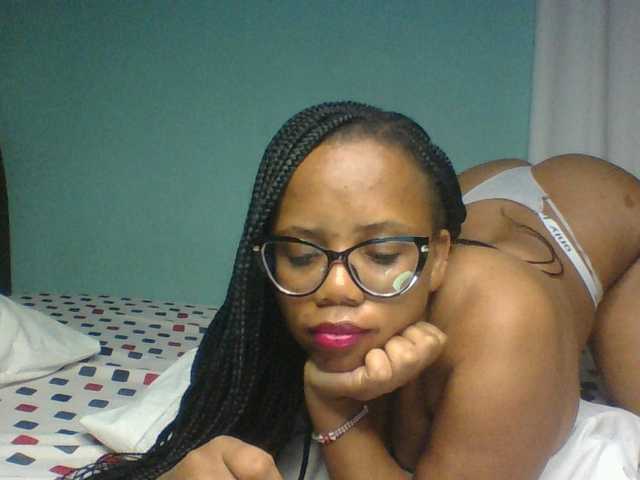 Prettyzari live cam on BongaCams