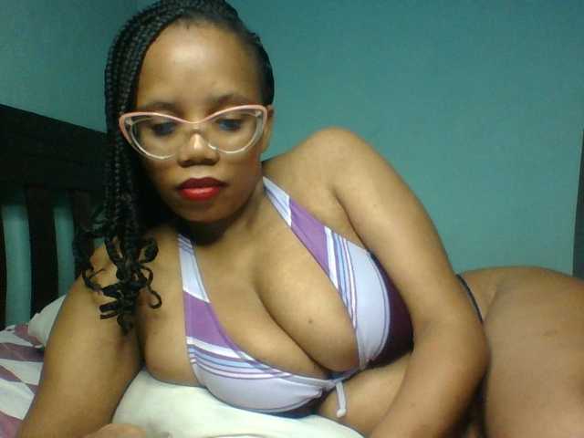 Prettyzari live cam on BongaCams