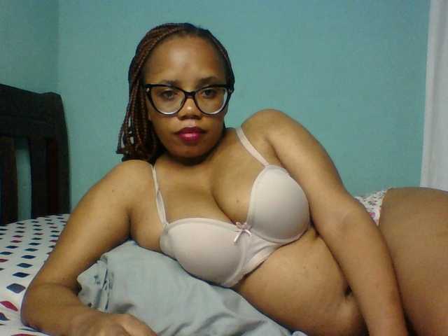 Prettyzari live cam on BongaCams