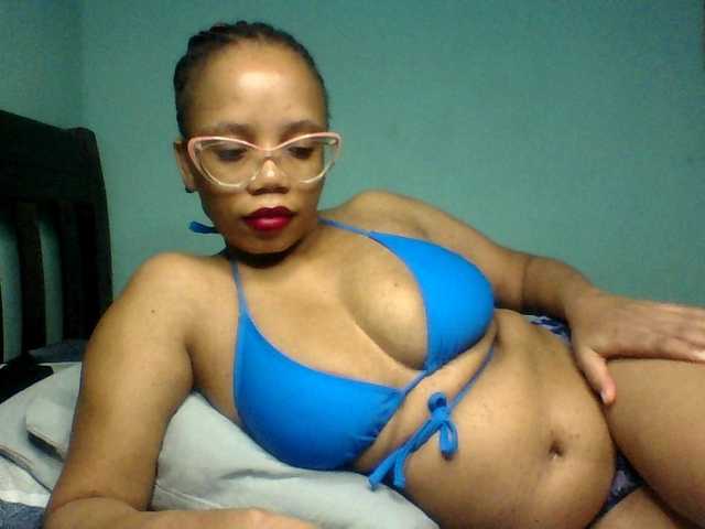 Prettyzari live cam on BongaCams