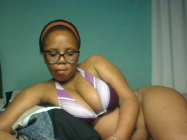 Prettyzari live cam on BongaCams