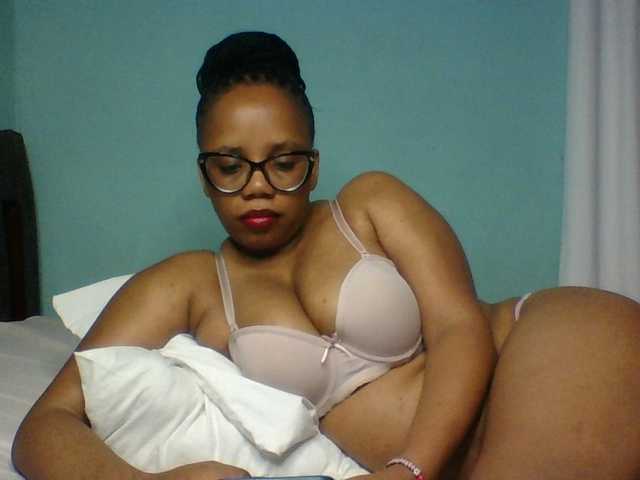 Prettyzari live cam on BongaCams