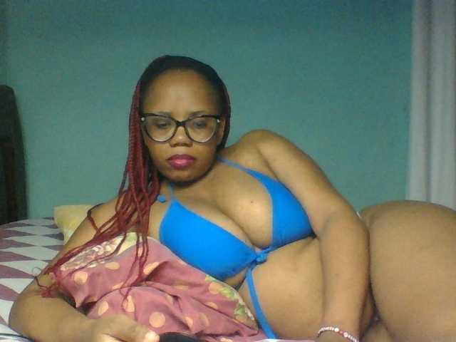 Prettyzari live cam on BongaCams