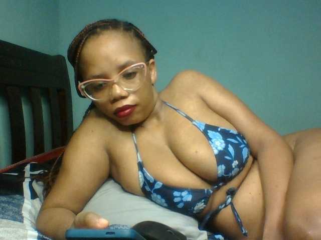 Prettyzari live cam on BongaCams