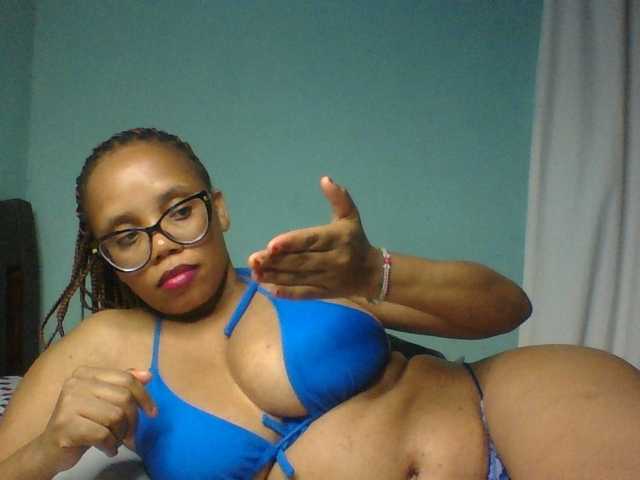Prettyzari live cam on BongaCams
