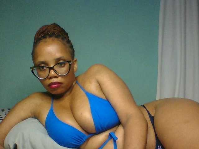 Prettyzari live cam on BongaCams