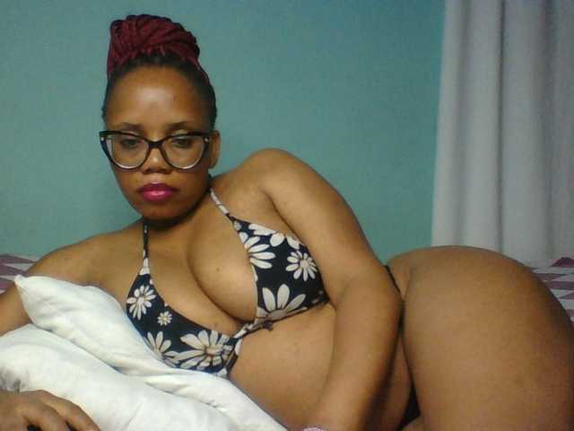 Prettyzari live cam on BongaCams