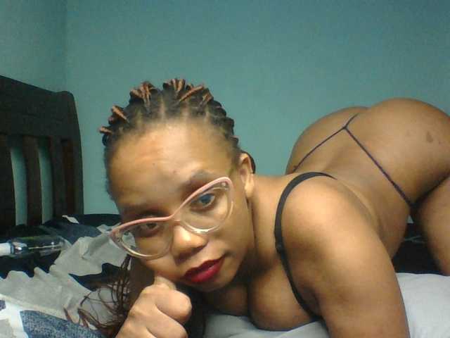 Prettyzari live cam on BongaCams
