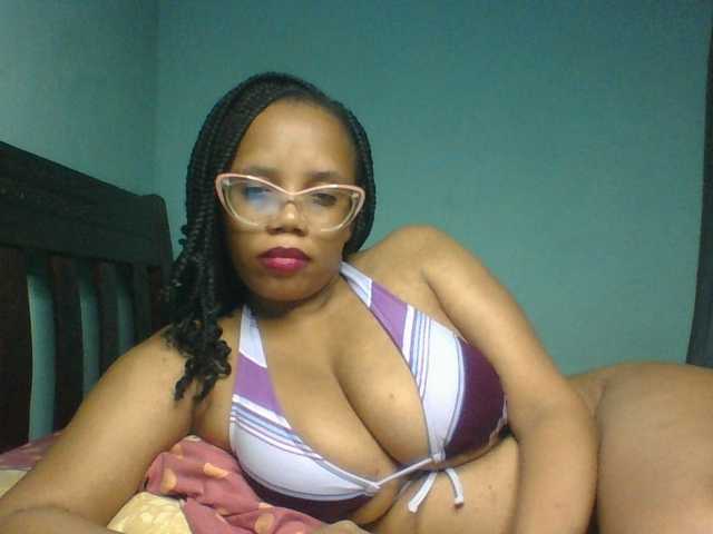 Prettyzari live cam on BongaCams