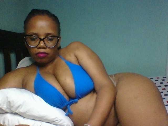 Prettyzari live cam on BongaCams