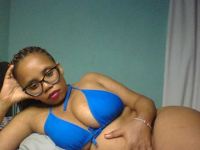 Prettyzari live cam on BongaCams