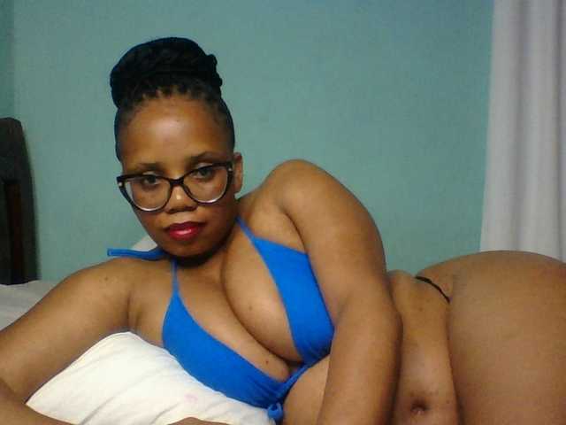 Prettyzari live cam on BongaCams