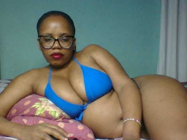 Prettyzari live cam on BongaCams