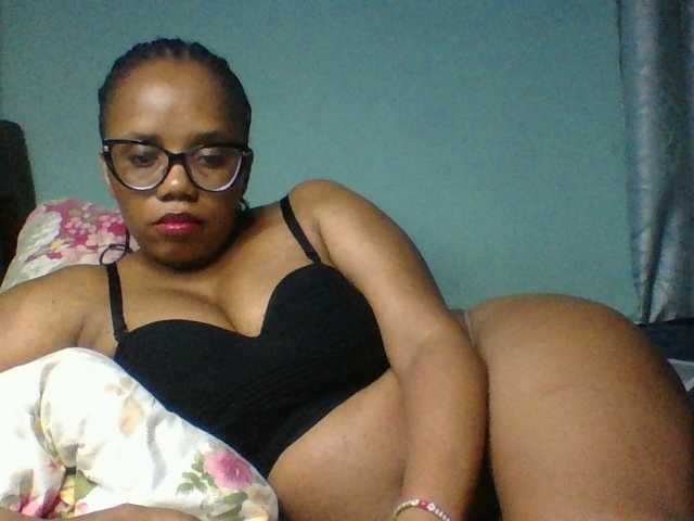 Prettyzari live cam on BongaCams