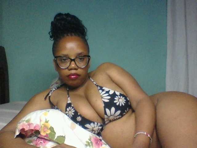 Prettyzari live cam on BongaCams