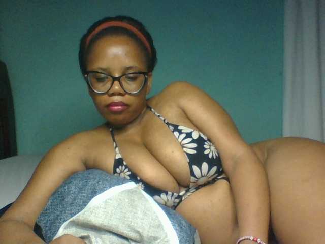 Prettyzari live cam on BongaCams