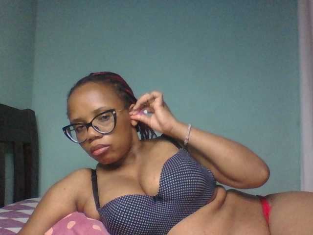 Prettyzari live cam on BongaCams