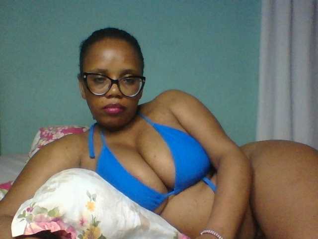 Prettyzari live cam preview