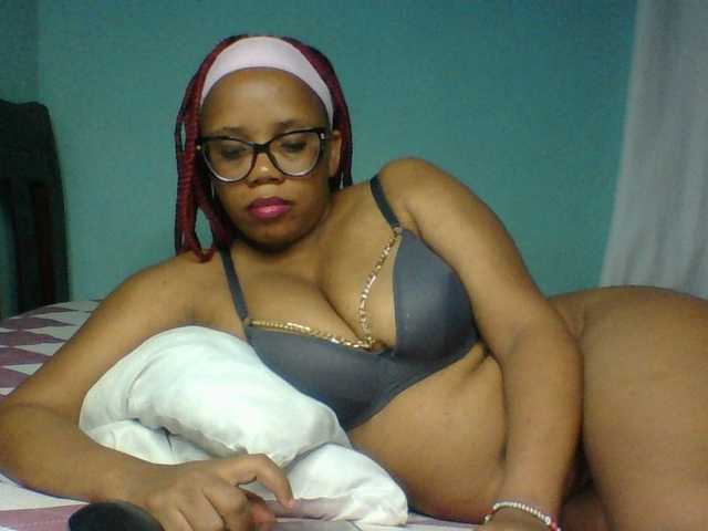 Prettyzari webcam bongacams model stream image