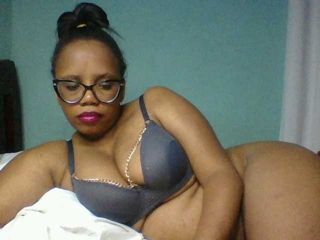 Prettyzari live cam on BongaCams