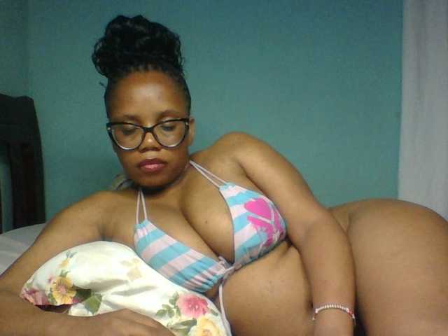 Prettyzari live cam on BongaCams