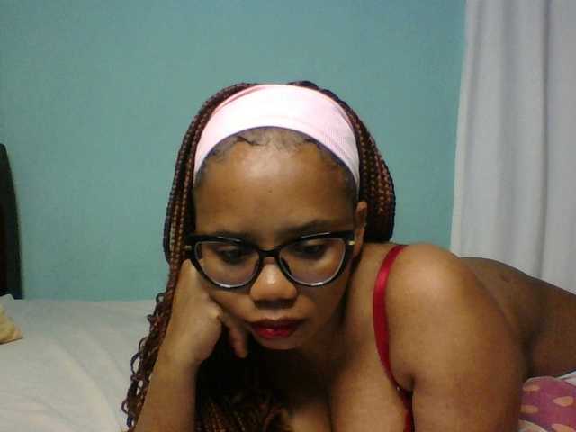 Prettyzari live cam on BongaCams