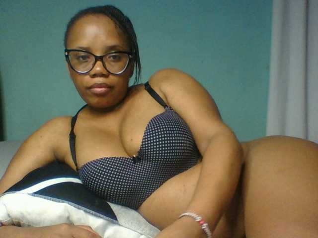 Prettyzari webcam bongacams model stream image