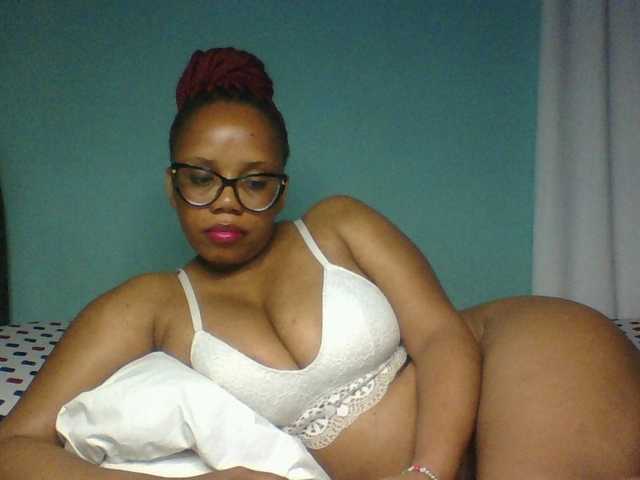 Prettyzari live cam on BongaCams