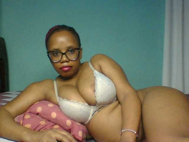 Prettyzari — live female cam