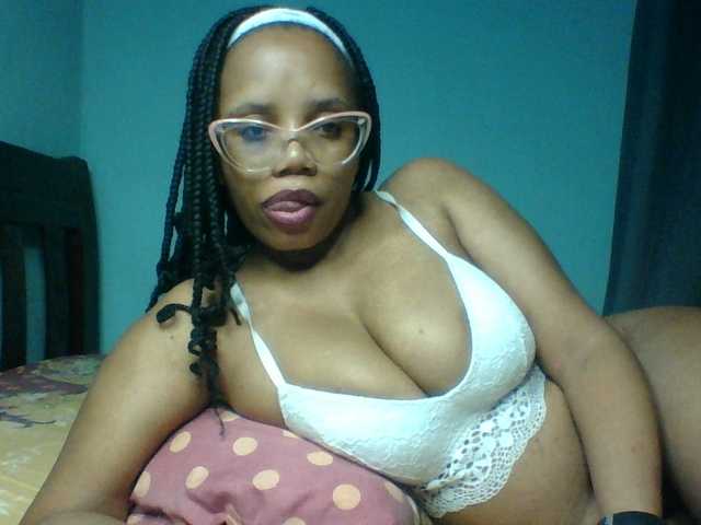 Prettyzari live cam on BongaCams