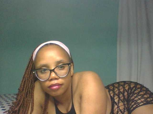 Prettyzari live cam on BongaCams