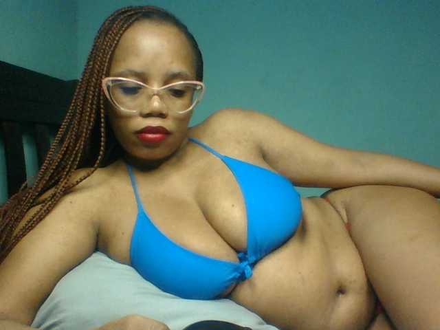 Prettyzari live cam on BongaCams