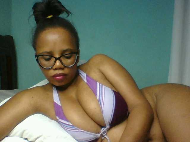 Prettyzari live cam on BongaCams