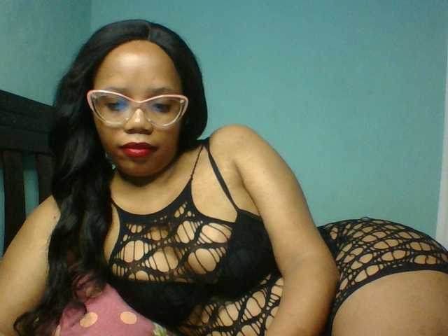 Prettyzari live cam on UnifiedCams