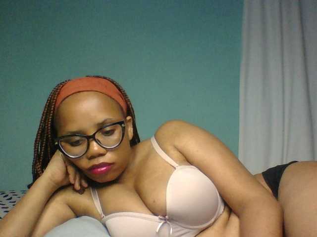 Prettyzari live cam on BongaCams