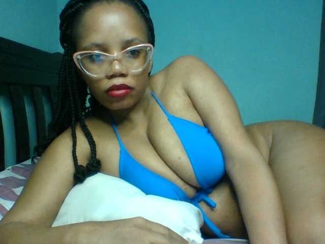 Prettyzari live cam on BongaCams