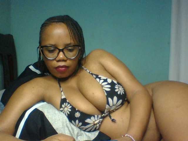 Prettyzari live cam on BongaCams